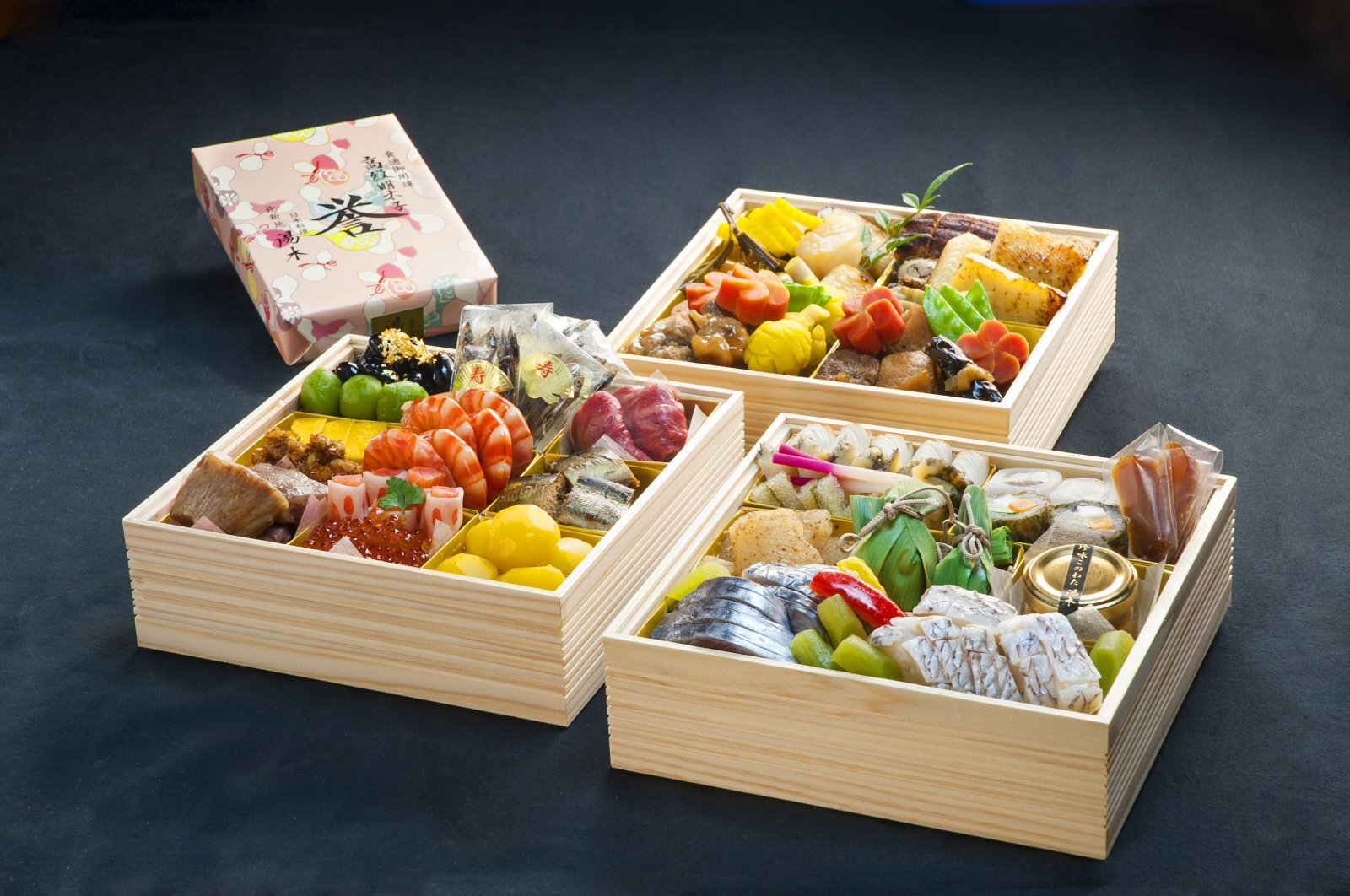 【店頭受取】特撰　おせち料理【極】木箱３段重＜４〜５名様用＞